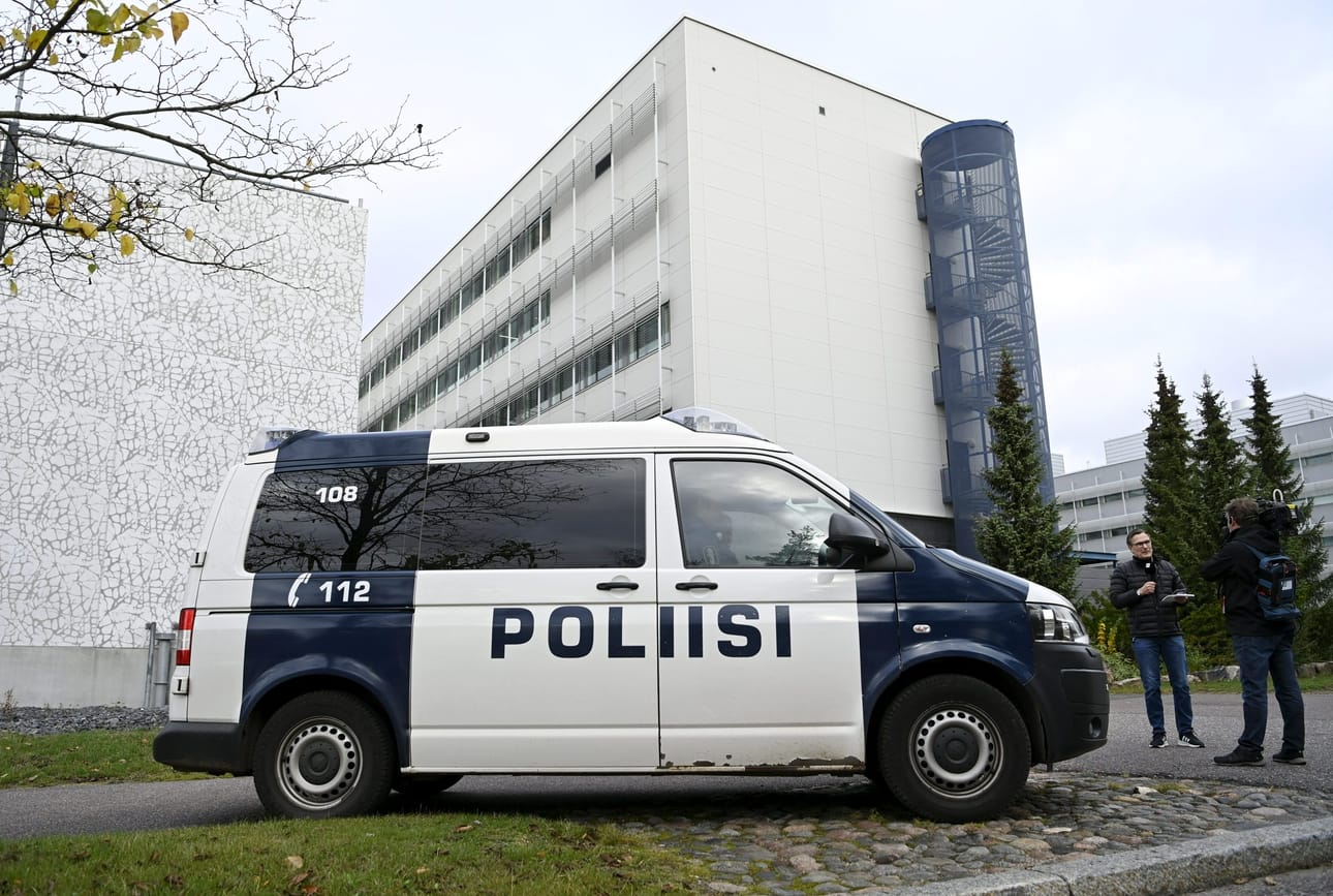 Poliisi valvoi oikeustaloa tänään, kun Itä-Uudenmaan käräjäoikeuteen Vantaalla kohdistui uhkaus. LEHTIKUVA / VESA MOILANEN