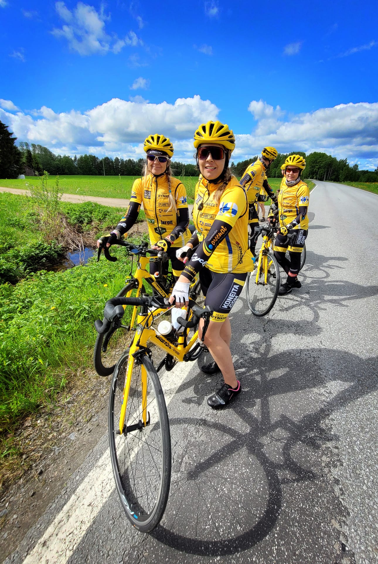 Team Rynkebyn joukkueet ympäri Suomen ovat pyöräilleet yhteislenkkejä syksystä lähtien. Keskellä on Elina Tukeva ja taustalla joukkuekaverit Katri Pelto-Arvo ja Lena Lassas.