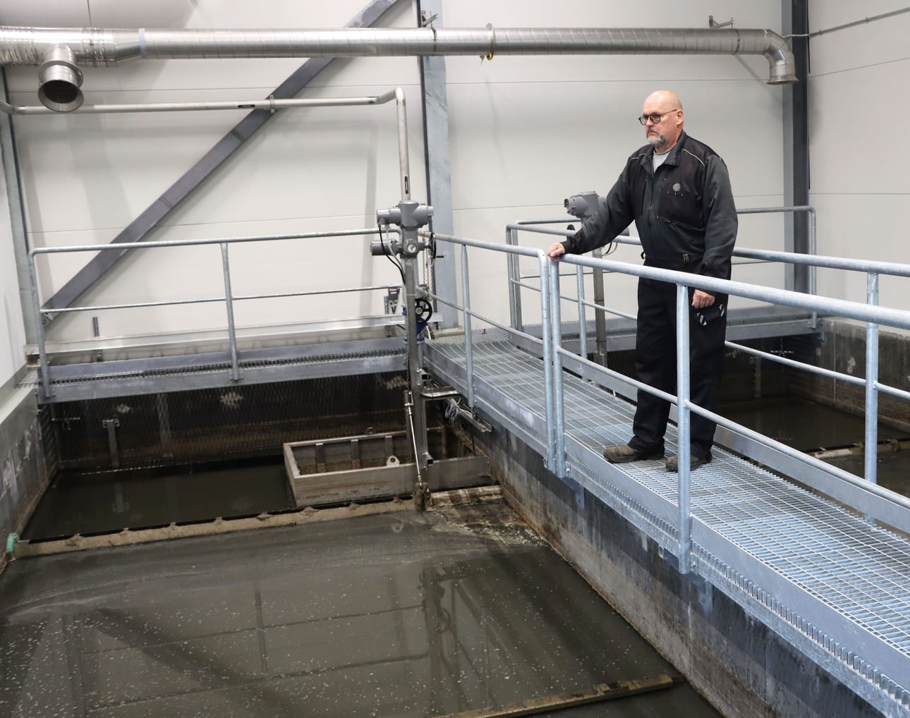 Jätevedenpuhdistamon vaiheet sen alusta saakka tunteva laitosmies Timo Hakala esitteli uutta esiselkeytysallasta.