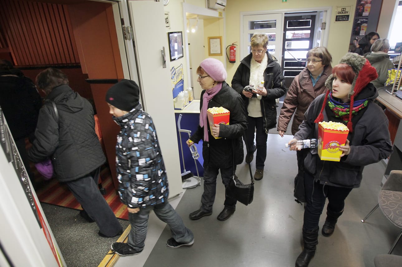 Helmikuussa oululaiset nuoret veivät isovanhempiaan tai iäkkäämpiä ystäviään elokuviin Ilahduta mut! -kampanjan nimissä.