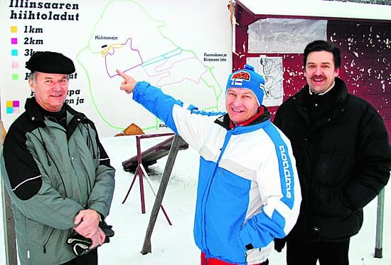 Maakuntaviestin tekijät. Iin Urheilijoiden puheenjohtaja Väinö Klasila (vas.), Pohjois-Pohjanmaan Hiihto ry:n puheenjohtaja Veikko Anttonen ja kilpailunjohtaja Pauli Tiiro uskovat, että loppiaisena riittää lunta.