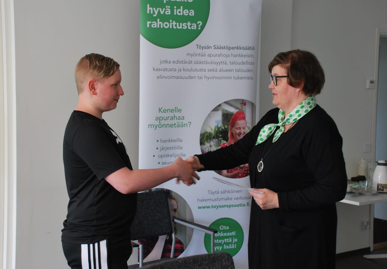 Tuomas Suovirta Alavuden yläkoulusta palkittiin rahastolahjakortilla.