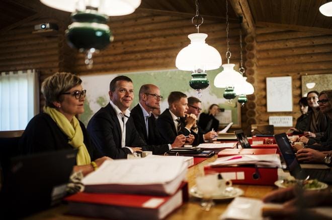 Valtiovarainministeriö kokoontuu totutusti Espoon Moisniemessä. Vuonna 2016 paikalla oli valtiovarainministeriön virkamiehiä sekä valtiovarainministeri Petteri Orpo ja kunta- ja uudistusministeri Anu Vehviläinen. Sama koreografia toistuu tänään tiistaina. KUVA: SILJA VIITALA