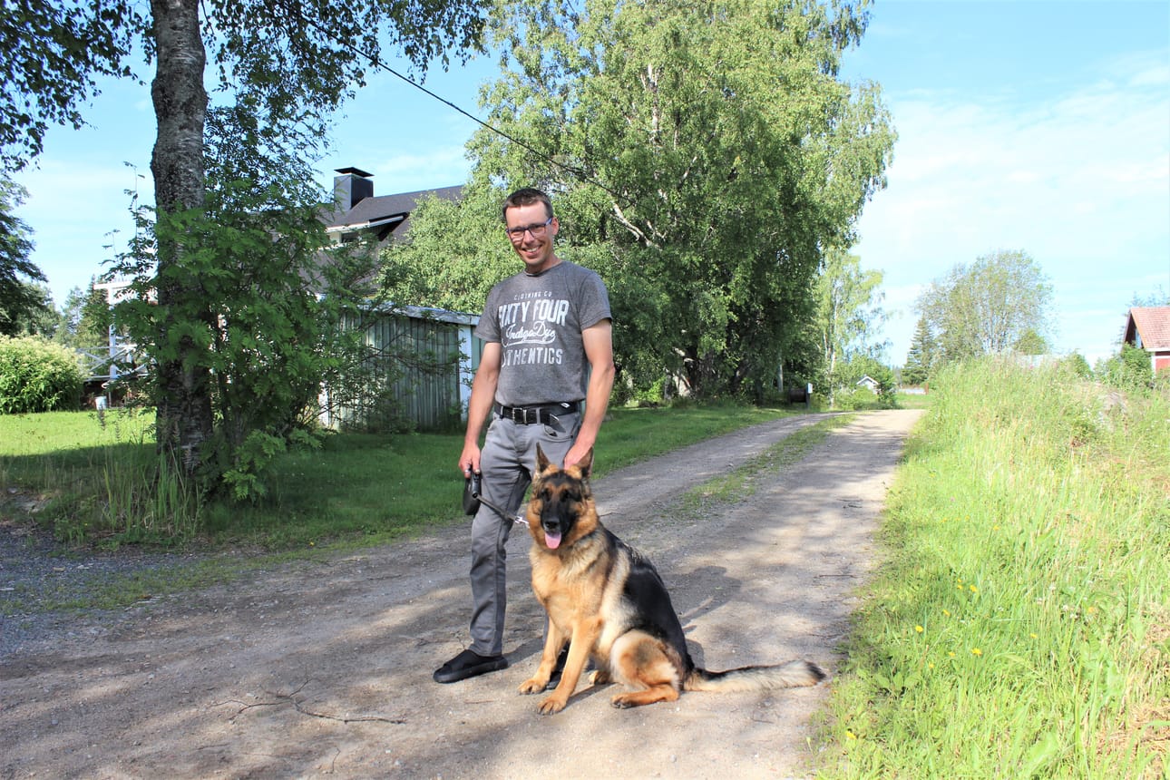 Tero Huhtala perheen 3-vuotiaan saksanpaimenkoiran Nellan kanssa.