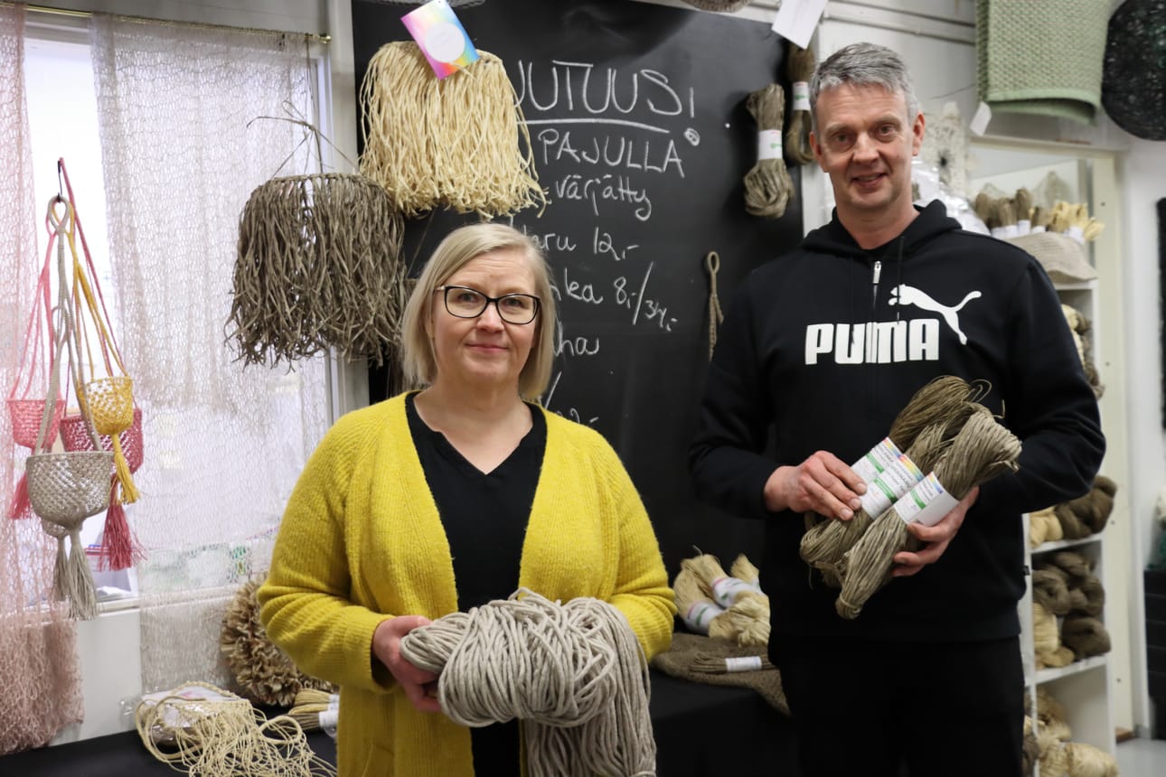Tiina Kujala ja Mikko Puro esitelevät pajulla värjättyä villaa ja paperinarua.