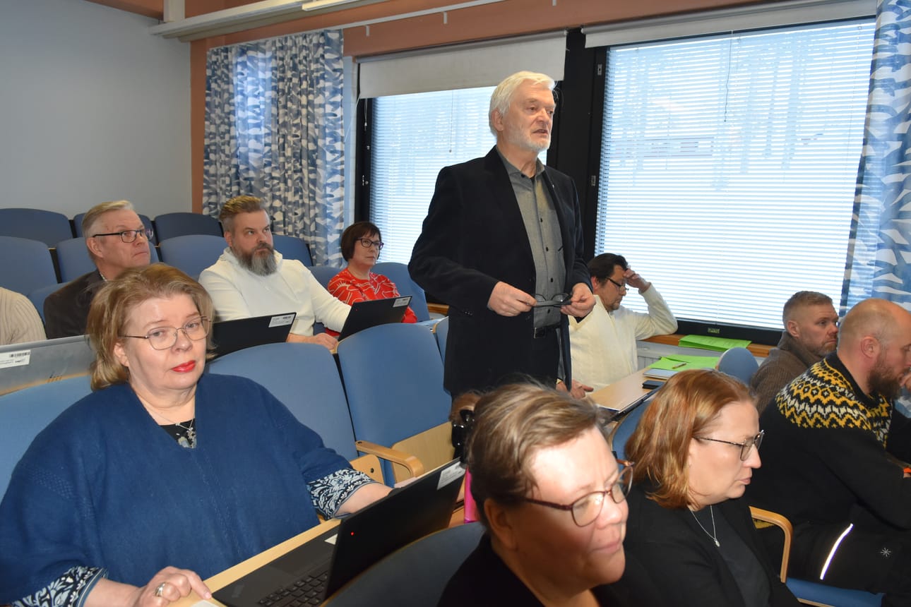 Kuvassa keskirivillä vasemmalla istuva valtuutettu Tiina Tauriainen (kesk) ja seisomassa oleva Jari Jussila (kesk.) kommentoivat valtuuston torstaisessa kokouksessa kunnan liikuntastategiaa. Saman rivin päässä ikkunan äärellä istuva Paavo Käsmä (PS) sen sijaan kommentoi talousasioita.