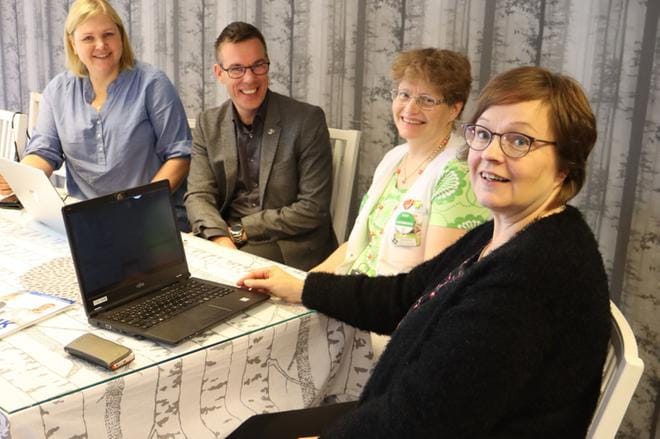 Formun asiantuntijat tulevat vierailemaan Jurvassa jatkossa kuukausittain. Kuvassa Hanna-Leena Pihlajaniemi, Jussi-Pekka Kurikka, apteekkari Päivi Rajala ja Tarja Sandvik. KUVAT: HENNA NEVALA
