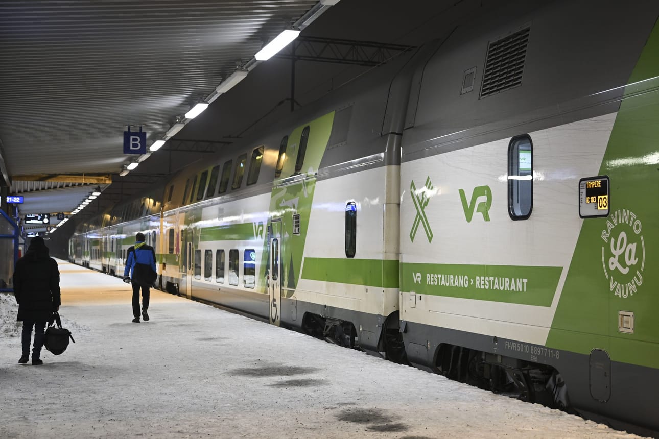 Kaukojunista ainakin VR:n Helsingin ja Tampereen sekä Vaasan väliset junat ovat myöhässä.