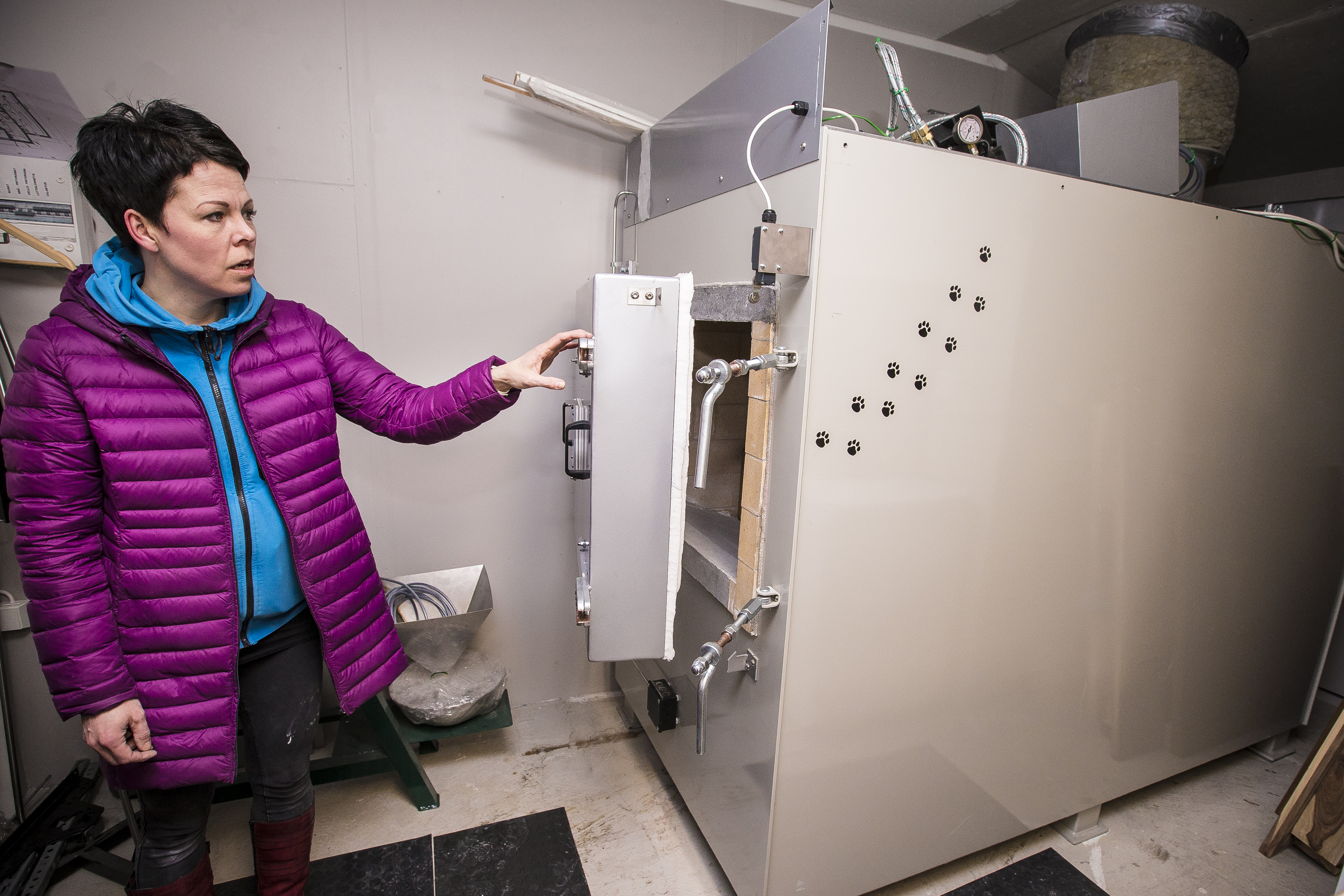 Pieneläinten tuhkauksiin erikoistunut  krematorio Lemmikki Enkelit.  Polttolaitos ei kuormita ympäristöä savukaasuilla. Erikoisvalmisteisen uunin lämpötila on korkea, 1100 astetta. Muodostuneet kaasut käsitellään vielä erikseen jälkipolttokammiossa.
Yrittäjänä toimii Sanna Fält.
Lemmikkieläimiä on yhä enemmän ja lemmikin merkitys omistajalleen on suuri. Tarvitaan siis palveluita myös lemmikin viimeiselle matkalle, Sanna Fält muistuttaa.