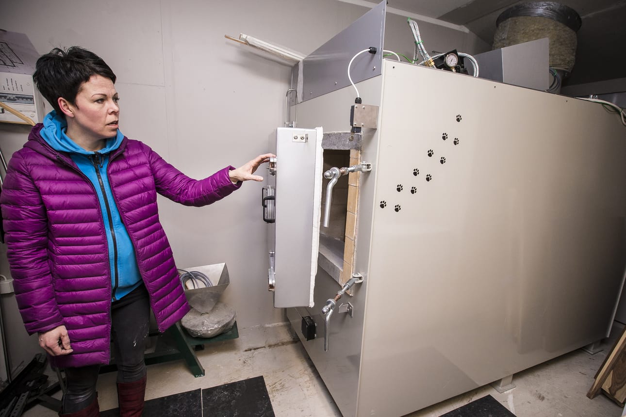 Pieneläinten tuhkauksiin erikoistunut krematorio Lemmikki Enkelit. Polttolaitos ei kuormita ympäristöä savukaasuilla. Erikoisvalmisteisen uunin lämpötila on korkea, 1100 astetta. Muodostuneet kaasut käsitellään vielä erikseen jälkipolttokammiossa. Yrittäjänä toimii Sanna Fält. Lemmikkieläimiä on yhä enemmän ja lemmikin merkitys omistajalleen on suuri. Tarvitaan siis palveluita myös lemmikin viimeiselle matkalle, Sanna Fält muistuttaa.