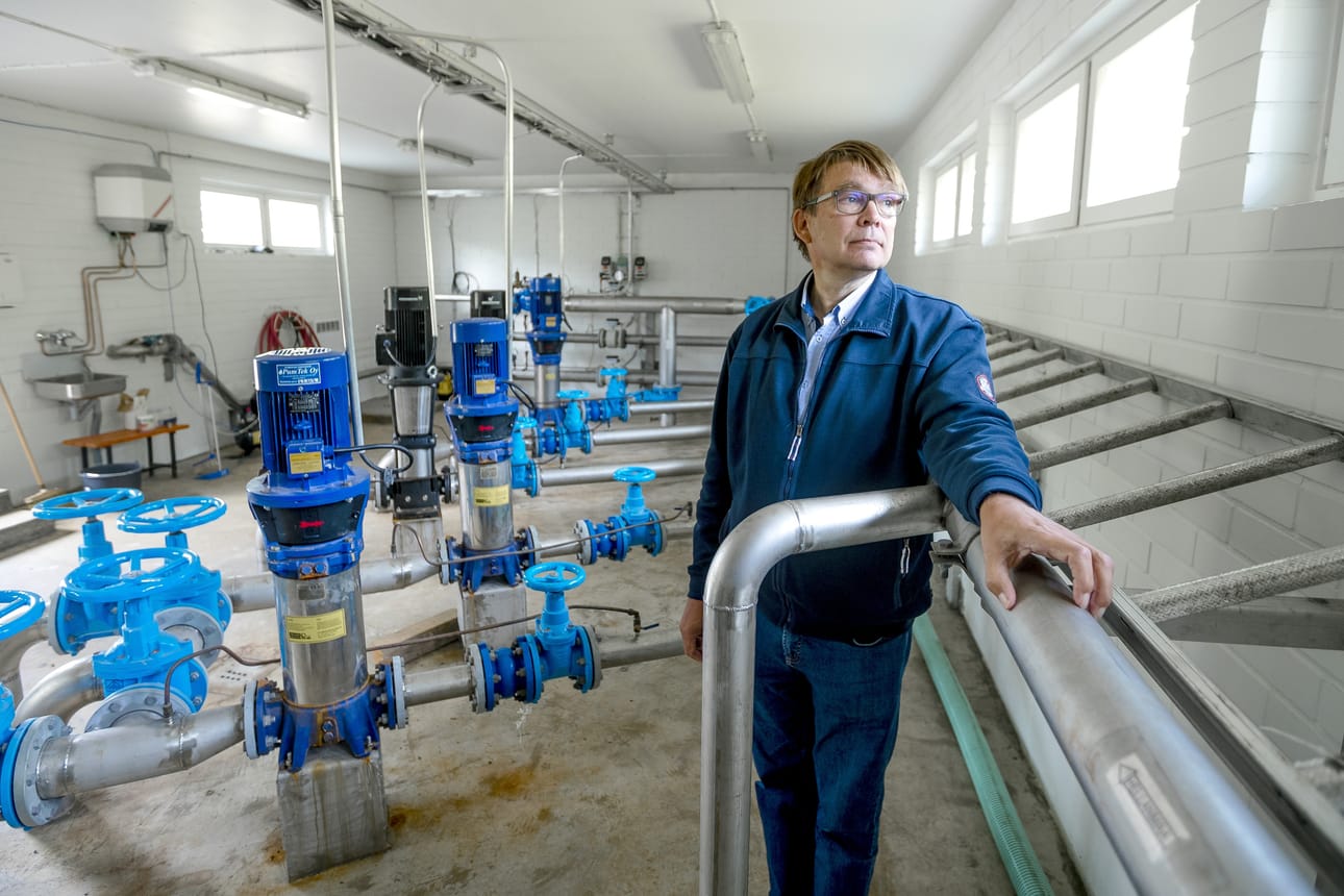 Kunnallistekniikan päällikkö Martti Kaunismäki vastaa Lapuan kaupungin keskustaajaman vesihuollosta. Alavesisäiliössä piisaa putkia.