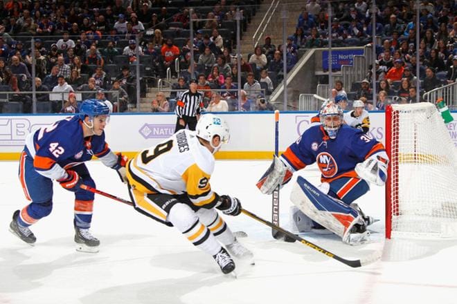 New York Islandersin kaksi seuraavaa ottelua on siirretty koronatilanteen vuoksi. Kuvassa joukkueen maalivahti Ilja Sorokin torjuu Pittsburghin Evan Rodriguesin laukauksen. Kuva: Lehtikuva / Getty Images