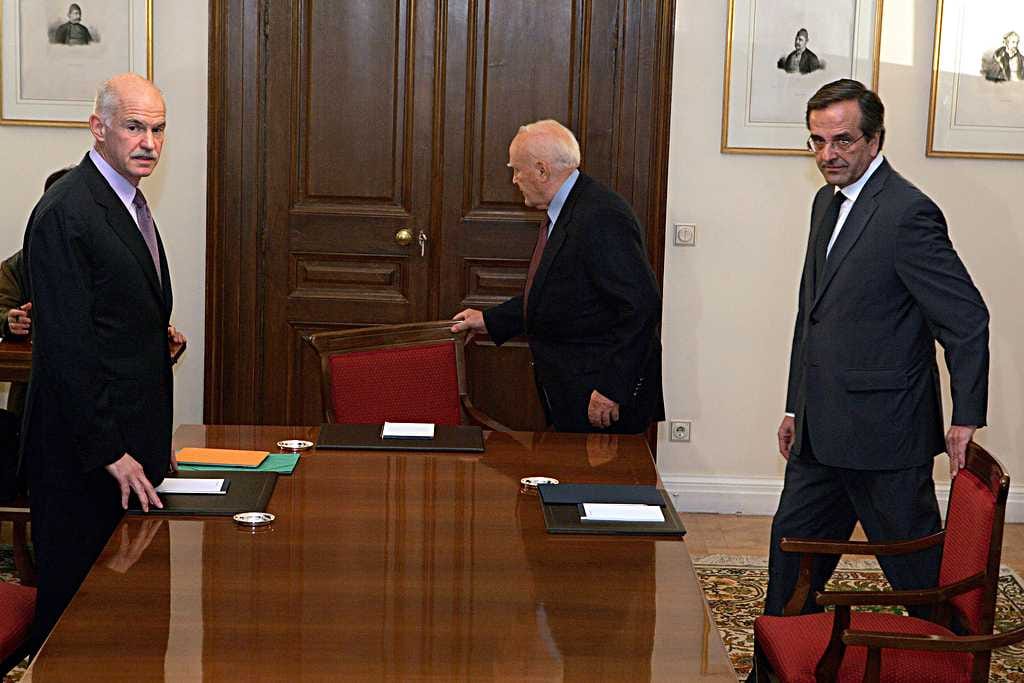 Pääministeri George Papandreou (vas.) ei vahvistamattomien tietojen mukaan ole mukana uudessa hallituksessa. Hän ja oppositiojohtaja Antonios Samaras tapasivat maan presidentin Karolos Papouliasin sunnuntai-iltana.