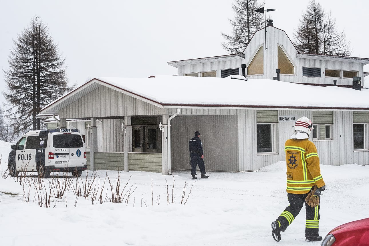 Ruskarinteen asukkaat evakuoitiin savuvaurioiden vuoksi vieressä sijaitsevaan terveyskeskukseen.