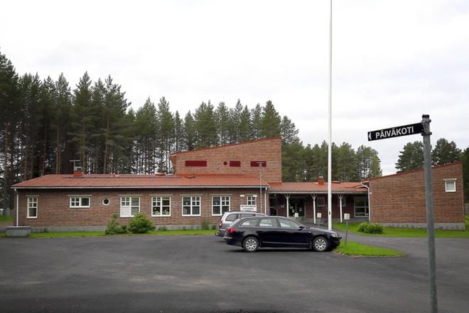 Metsätarhan päiväkoti on rakennettu alun perin Lakaniemen kyläkouluksi. Rakennus valmistui 1993 ja koulun toiminta lakkasi 2007. Päiväkoti siitä tuli 2011. KUVA: JOHANNA KATAJA