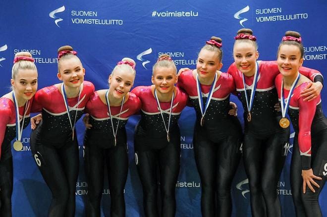 Aliisa Hakomäki (vas.), Lotta Ikola, Iida Sainio, Vilma Paussu, Iiris Ikola, Säde Mikkonen ja Hertta Luoma juhlivat voimistelivat lauantaina Suomen mestaruuteen. KUVA: SOFIA SILLANPÄÄ