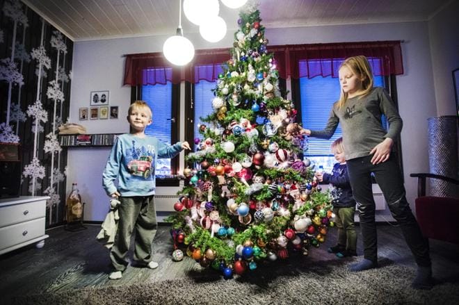 Renna, Jade ja Mila Nisula jaksavat ihastella muorin joulukuusta Nurmon Tepossa. Ja mikäpä ihastellessa, sillä 914 pallossa riittää tutkittavaa. KUVAT: KRISTA LUOMA