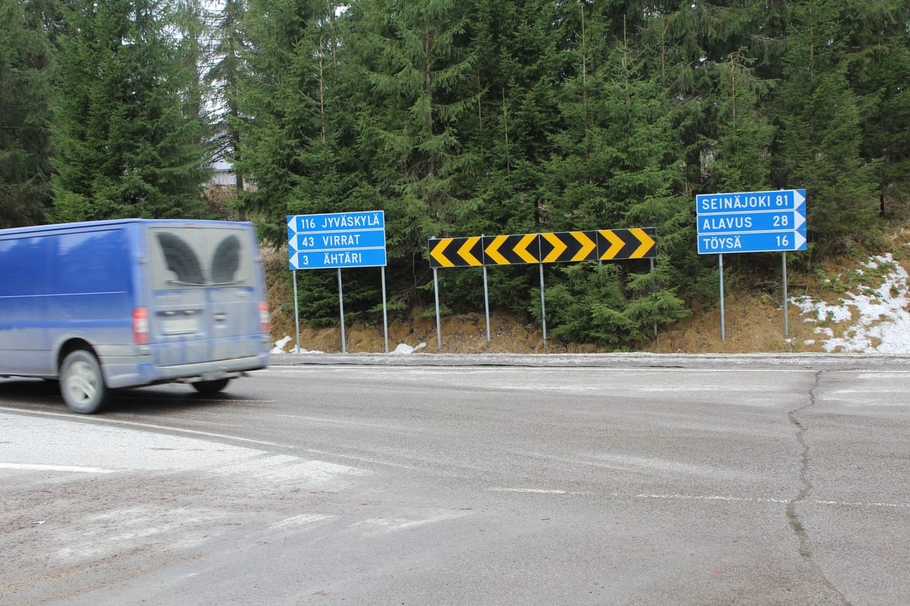 Alavuden kaupunginvaltuusto otti maanantaina kantaa Ähtärin kaupungin epäviralliseen kutsuun neuvotella mahdollisesta kuntaliitoksesta.