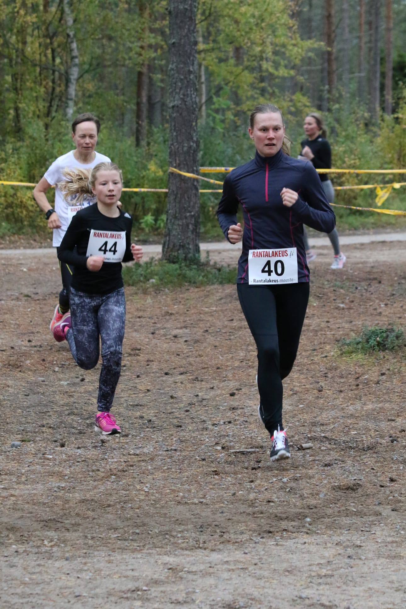 Johanna Ohukainen johtamassa joukkoa.