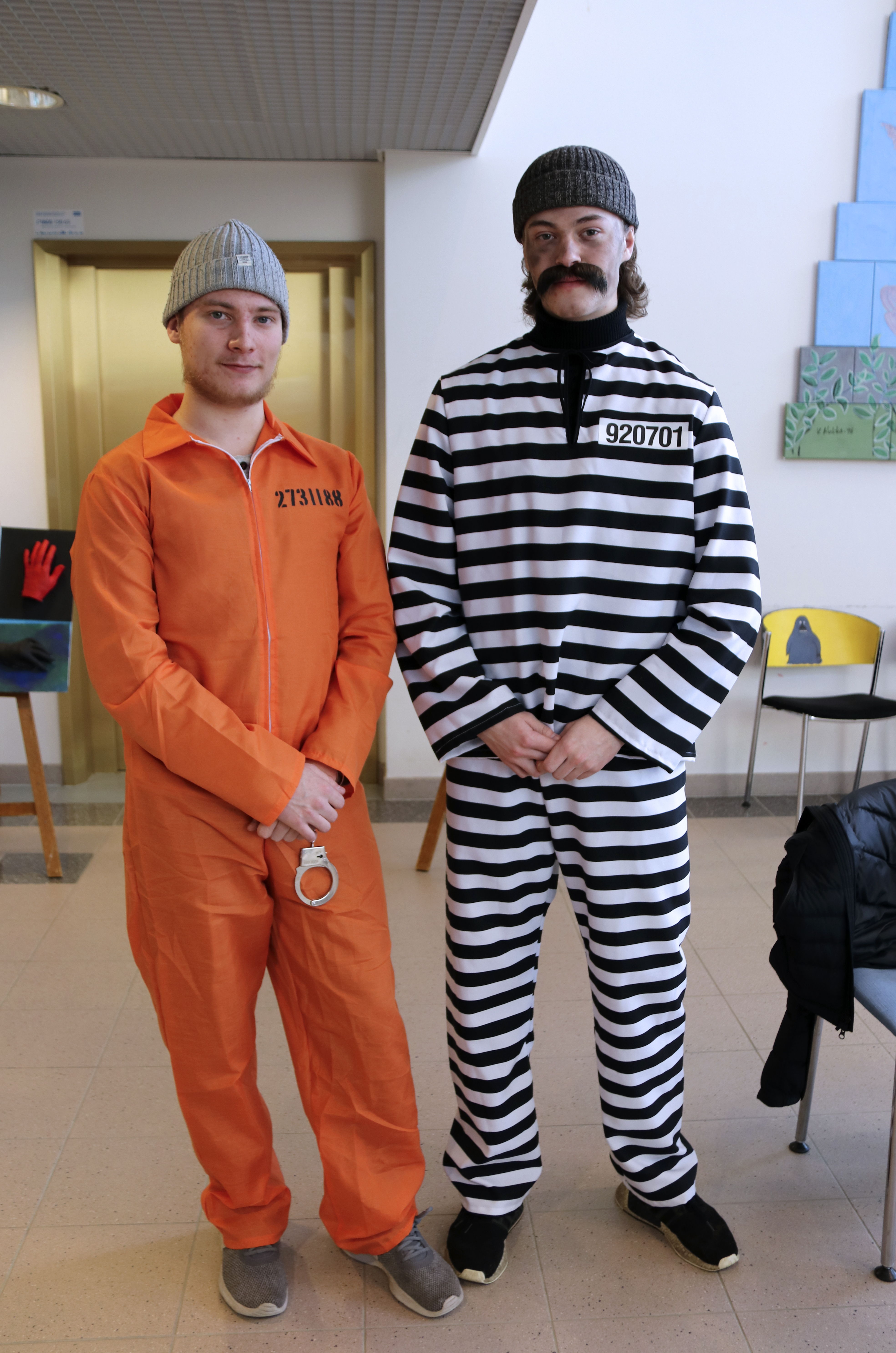 Toivo Koskela (vasemmalla) ja Henrik Jokelainen pukeutuivat molemmat vankilateeman mukaisesti.