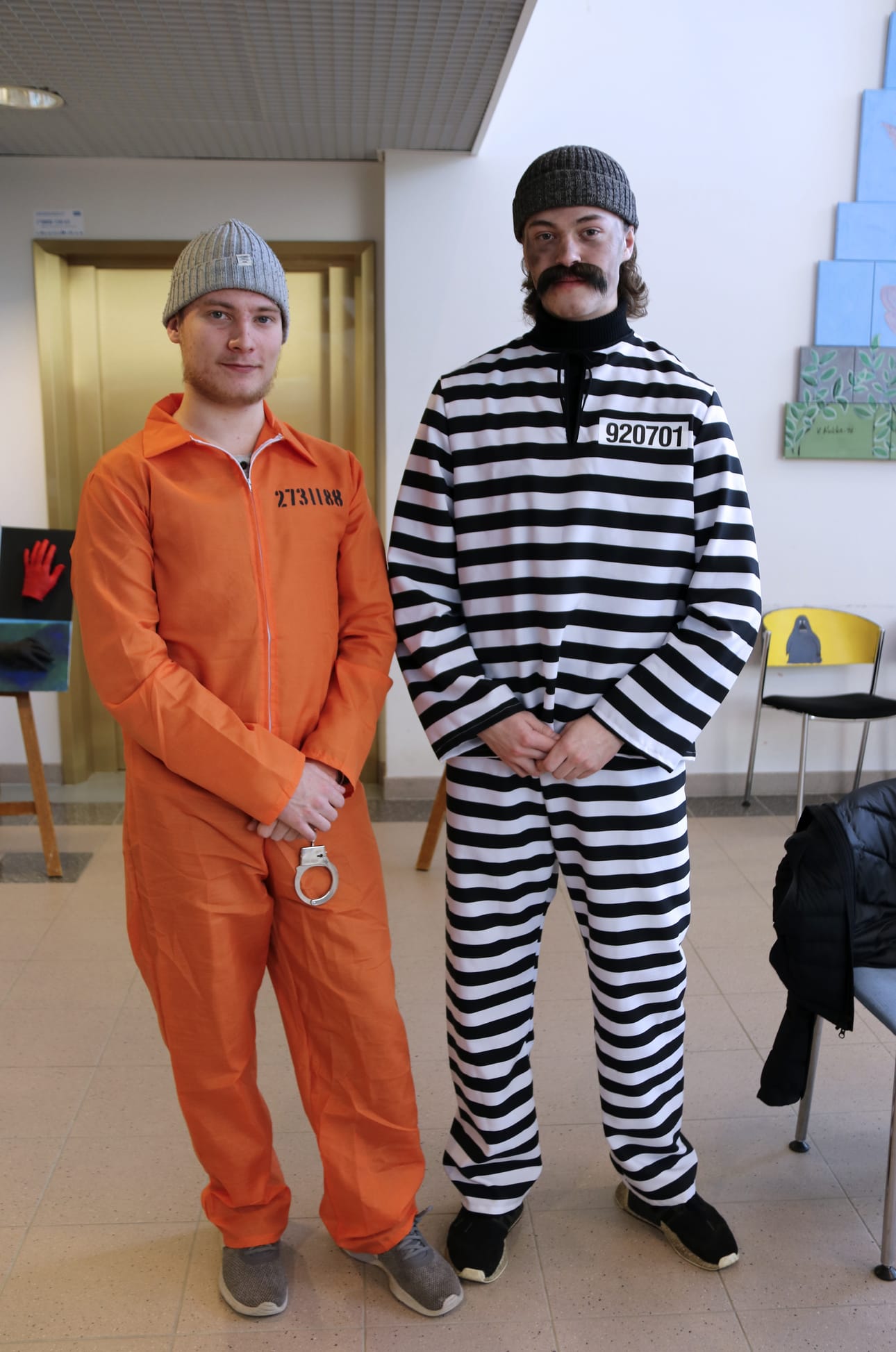 Toivo Koskela (vasemmalla) ja Henrik Jokelainen pukeutuivat molemmat vankilateeman mukaisesti.
