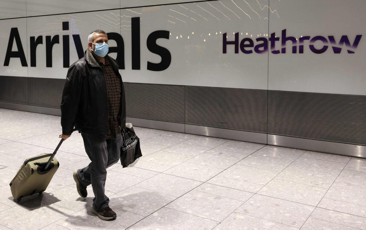 Matkustaja saapumassa Lontoon Heathrow'n lentoasemalle 30. marraskuuta. LEHTIKUVA/AFP