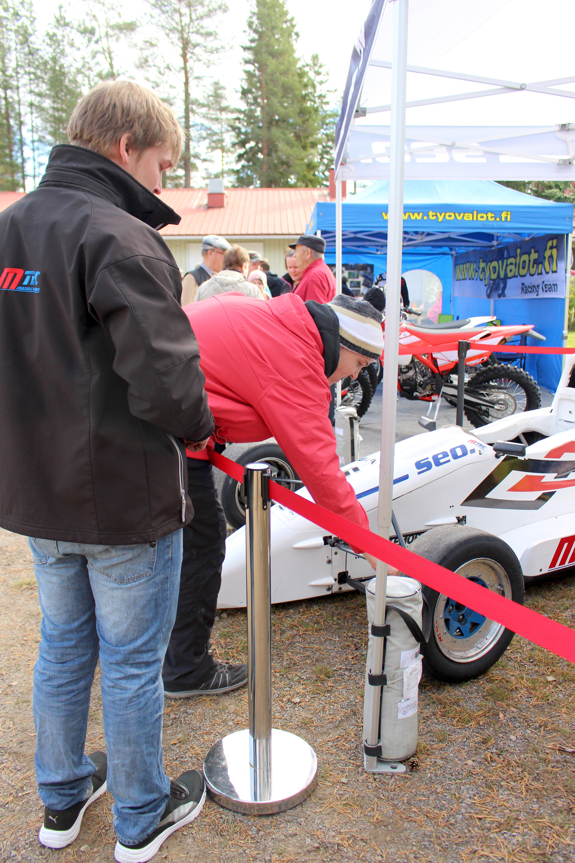 Mäkelä Racing Teamin formula-auto kiinnosti kaikenikäisiä. Joonas Karvonen kokeili, miltä kilpa-autonrengas tuntuu.
