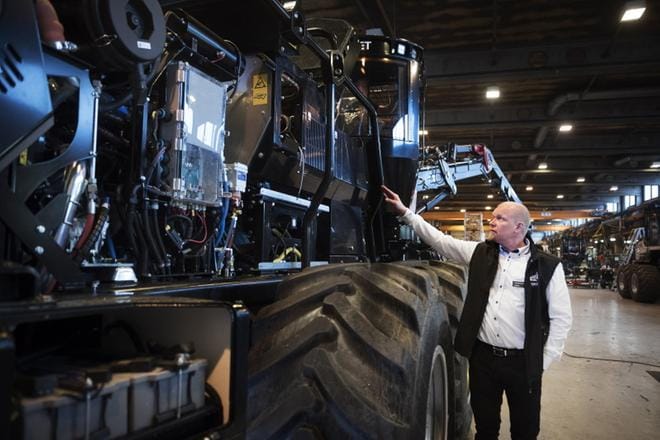 Jussi Malmi kertoo Logsetin lanseeraaman maailman ensimmäisen hybridiharvesterin polttoainekulutuksen olevan poikkeuksellisen alhainen. KUVAT: JARNO PELLINEN