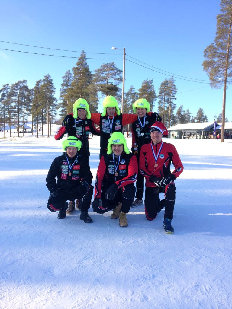 Ylärivissä SM-hopeaa viestissä hiihtosuunnistaneet Juha Martikainen (vas.), Miika Haataja ja Santeri Aikio. Alarivissä SM-plaketin (5) saavuttaneet Teemu Tauriainen (vas.), , Markku Bergman ja Harri Pitkänen.