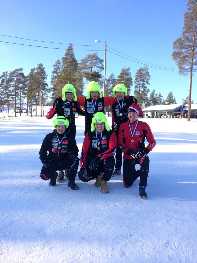 Ylärivissä SM-hopeaa viestissä hiihtosuunnistaneet Juha Martikainen (vas.), Miika Haataja ja Santeri Aikio. Alarivissä SM-plaketin (5) saavuttaneet Teemu Tauriainen (vas.), , Markku Bergman ja Harri Pitkänen.