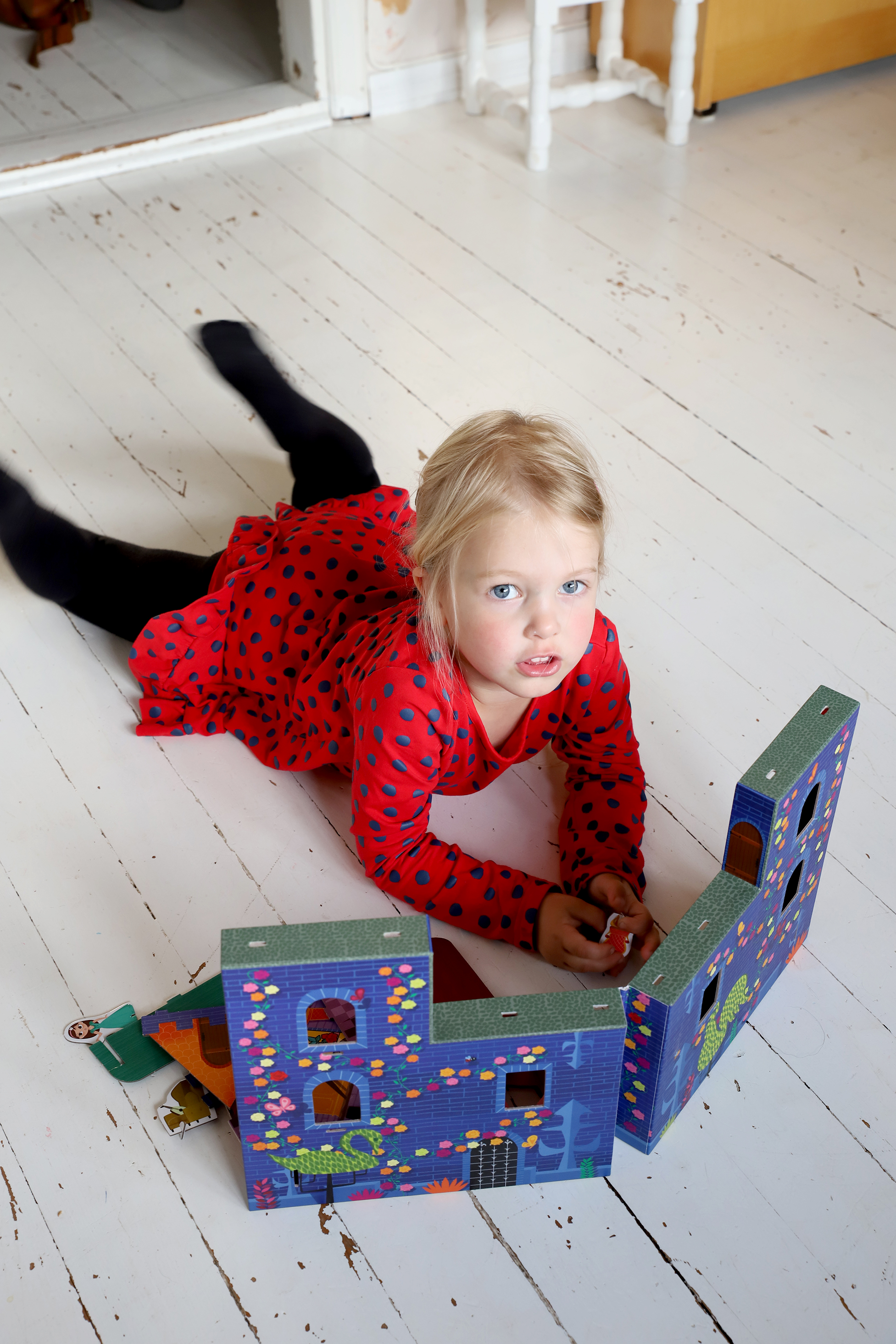 Syntymästään kuurolle Miljalle asennettiin sisäkorvaistute reilun vuoden iässä. Kun yhdet akut ovat käytössä, toiset ovat aina latautumassa. Istutteen ulkoiset osat kiinnittyvät korvan taakse takaraivolle.
