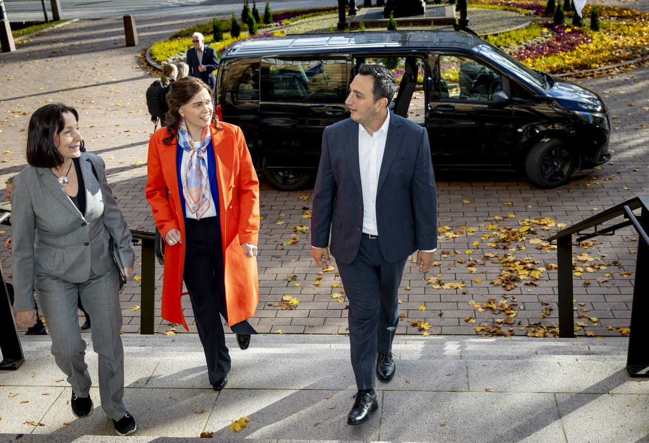 Piia Rantala-Korhonen (vas.) ja Mari-Leena Talvitie esittelivät Oulua EU-komissaari Glenn Micaleffille.