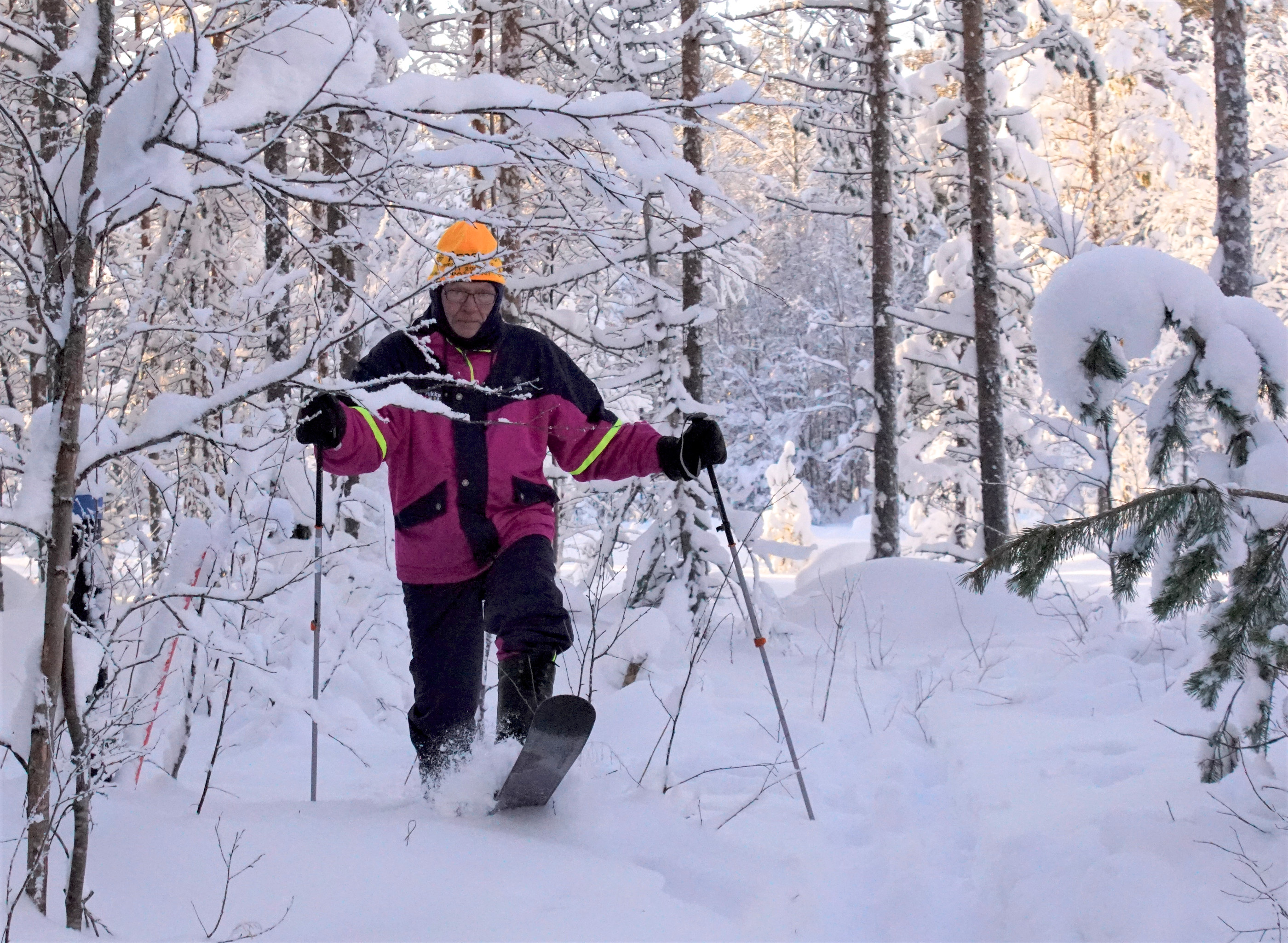 Pahnaamista tämä on, tuumi Kauko Kuukasjärvi liukulumikenkiä kokeillessaan.