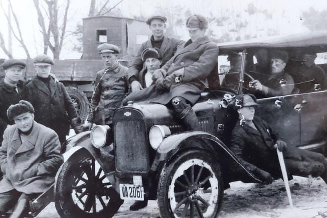 Alajärven kirkonkylän raitilla riitti kiinnostusta, kun joku oli autolla liikkeellä. Ainutlaatuisia autokuvia lähinnä 1920-luvun Alajärveltä ikuisti lasinegatiiveille Hemming Pyhälahti. Jos tunnistat tämän valokuvan rentoja autoilun ystäviä, niin laitathan Järviseutu-lehden toimitukselle tiedoksi.