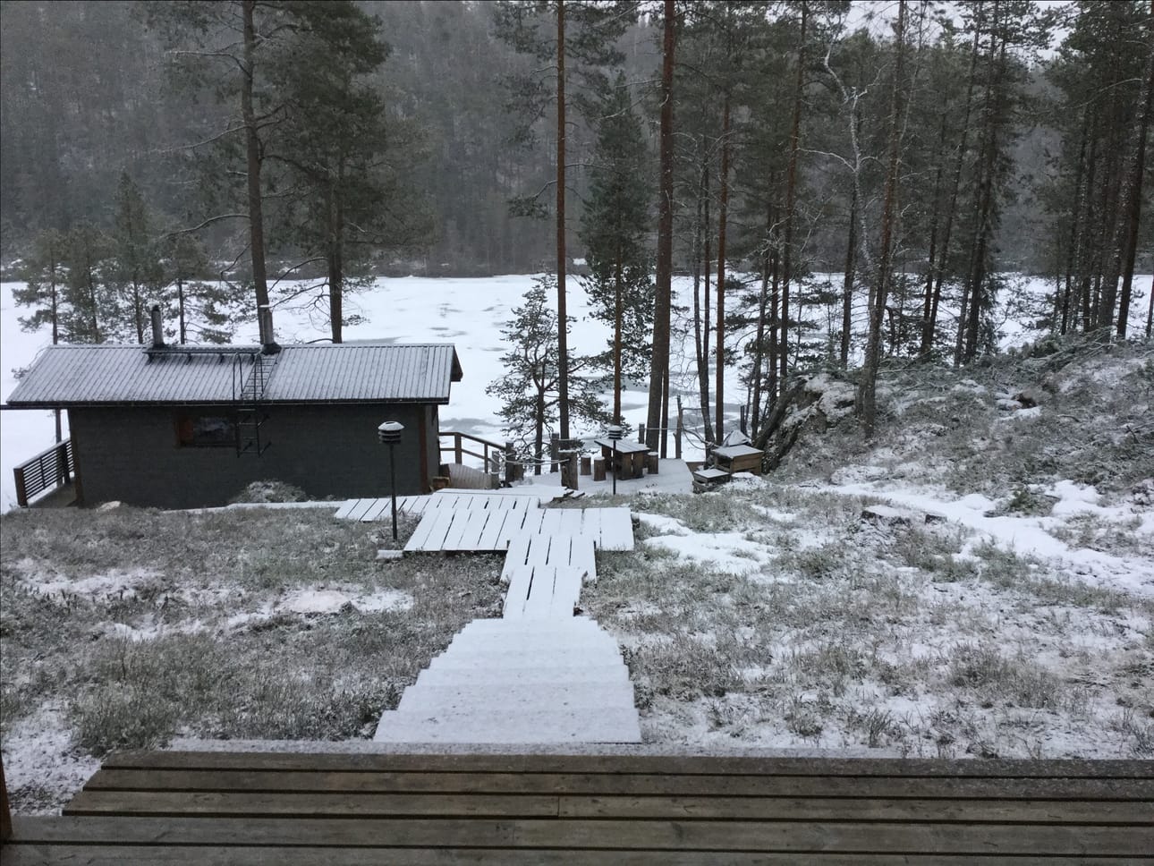 Lukija lähetti kuvan kesäkuun 1. päivän tilanteesta Kuusamossa. Sinileväseuranta on jo alkanut Kuusamossakin.