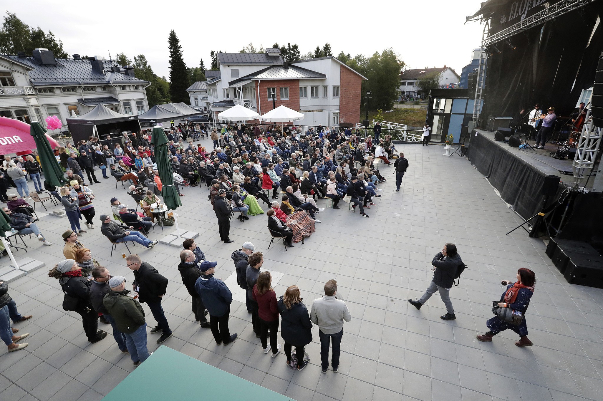 Elojazz tarjosi huopia lämmittämään yleisöä kymmenasteisella kolealla Prunnitorilla. Oulu All Star Big Bandille oli suotu Elojazzien Prunnitorin konsertin päätösesiintyjän rooli.
