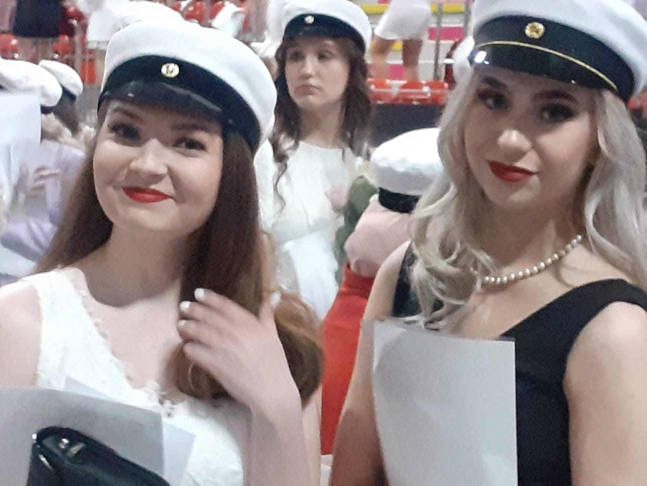 Helmi Pajuluoma ja Jenna Sundman aikovat pitää välivuoden.