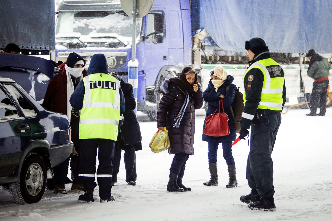 Venäjältä tulleita turvapaikanhakijoita Sallan raja-asemalla tammikuussa 2016.