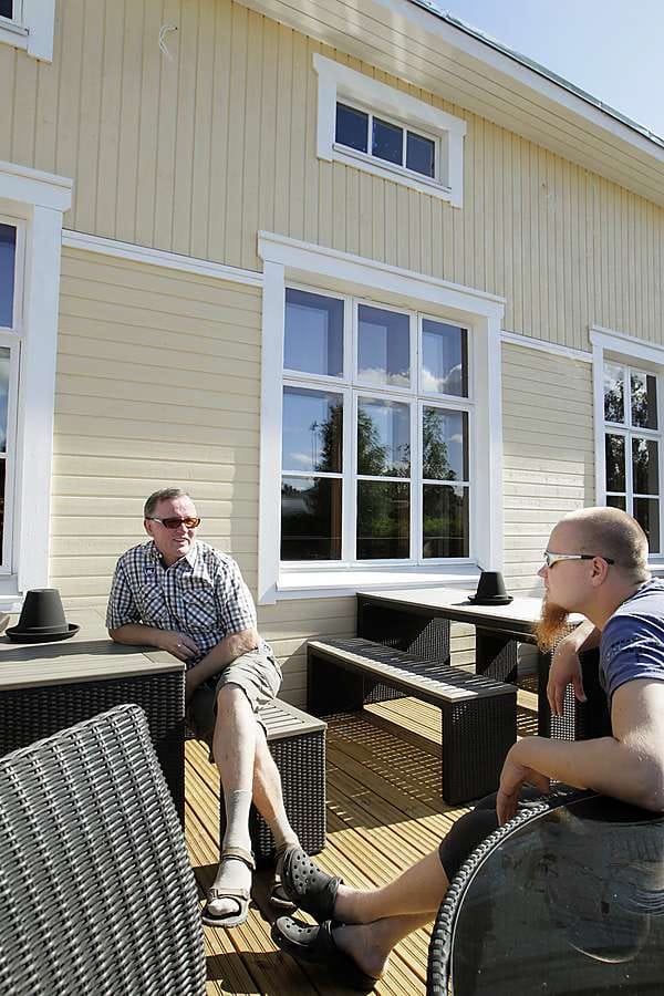 Entinen mestaripainija Tapio Sipilä (oik.) menetti ravintolansa keväisessä tulipalossa, mutta tiistaina hän avasi Muhoksen työväentalon yhteyteen uuden. Ravintolatoiminnasta vastuun ottaa Sipilän poika, Tomi Sipilä, joka on myös suunnitellut ravintolan sisustuksen.