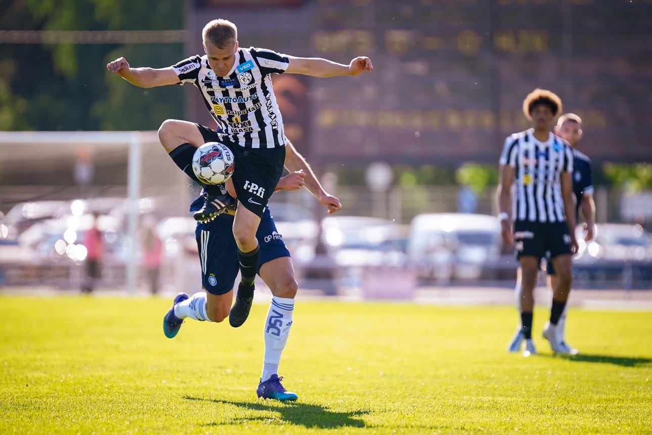 Aleksi Pahkasalo ja muut vaasalaiset panivat HJK:n ahtaalle Kaarlen kentällä. Varsinaisella peliajalla ei maaleja nähty.