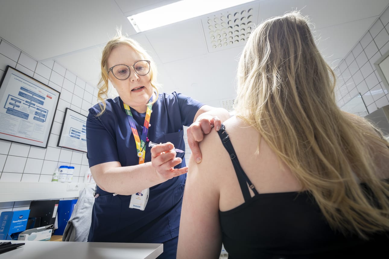 Sairaanhoitaja Jaana Kauniskangas antoi maanantaina punkkirokotteen asiakkaalle Terveystalon Albertinkadun toimipisteellä.