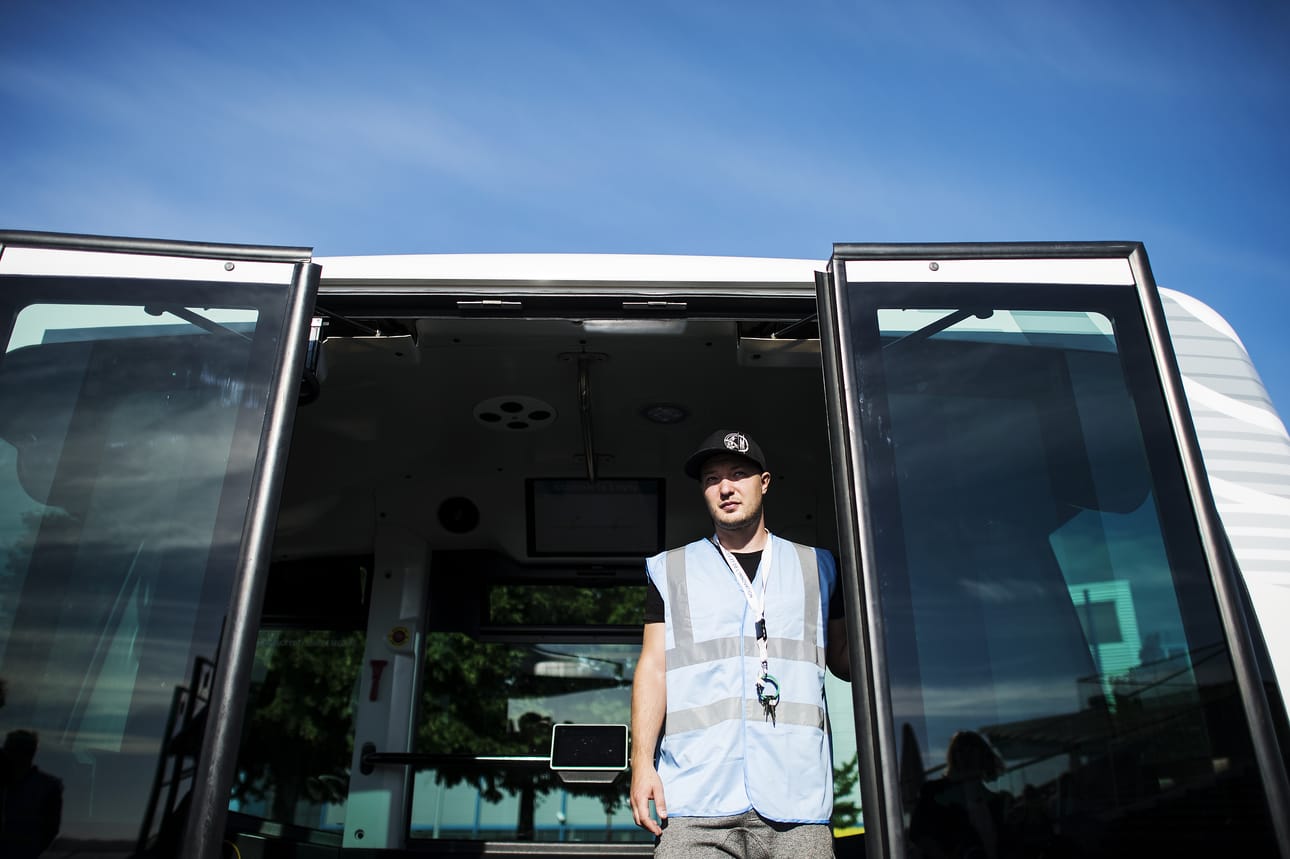 Ville Arffman oli mukana robottibussin matkassa siltä varalta, että jotain menisi pieleen. Hernesaaressa vielä opetellaan, miten itseohjautuva robottibussi käyttäytyy.