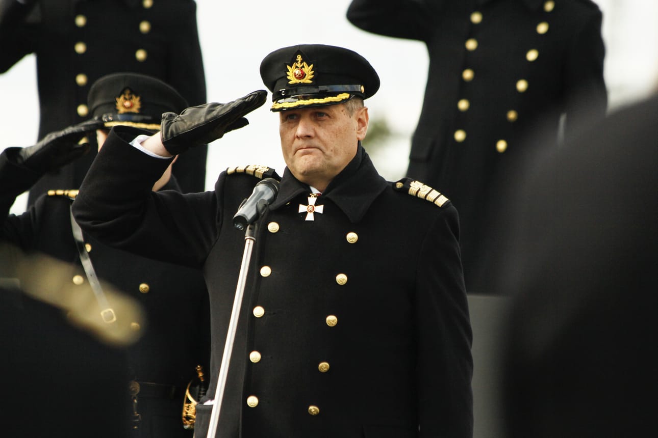 Lippueamiraali Timo Hirvonen on ollut esitutkinnan kohteena. Asiaa on tutkittu virkavelvollisuuden rikkomisena.