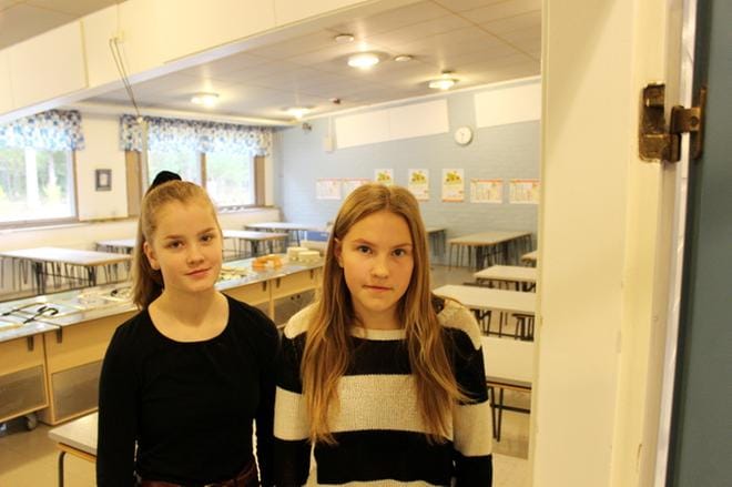 Kahdeksasluokkalaiset Hilma Hakamäki ja Veera Pitkäranta veivät kunnanjohtaja Juha Herralalle kirjelmän, jossa he kertoivat huolensa kouluruokailusta. KUVA: LOTTA KALLIO