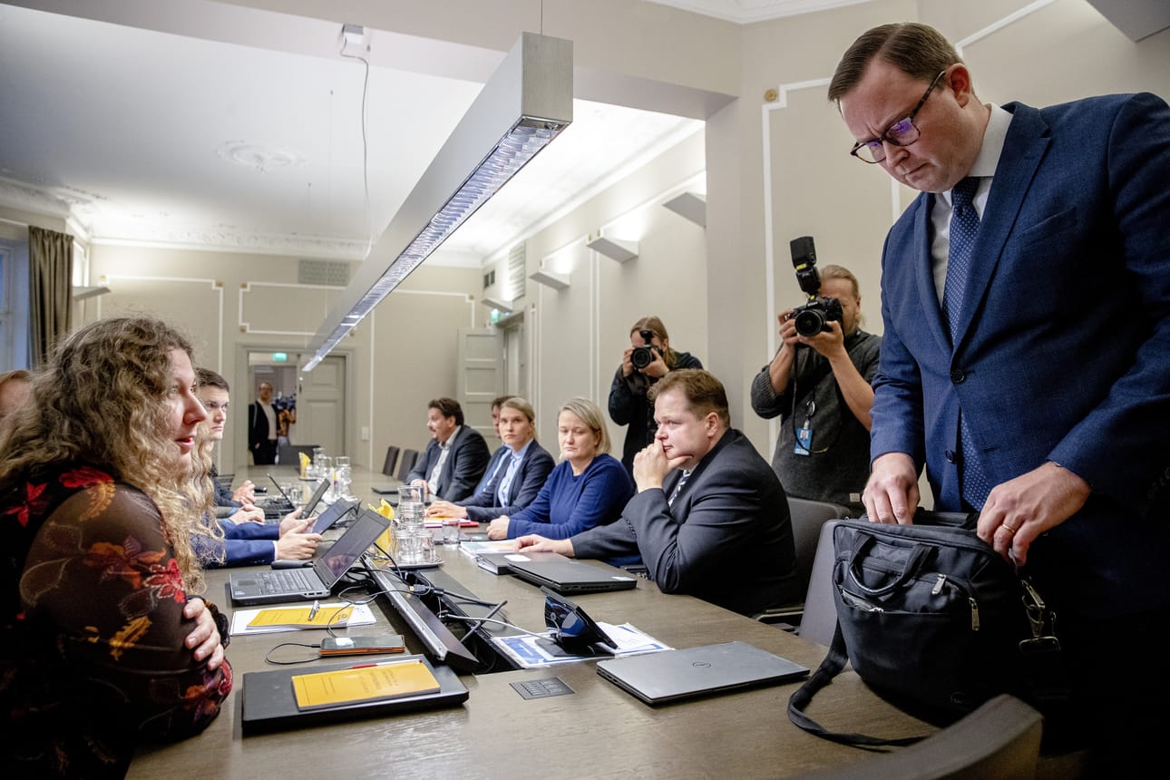 PAU:n puheenjohtaja Heidi Nieminen (vas.) ja Paltan toimitusjohtaja Tuomas Aarto (oik.) ovat olleet usean päivän ajan samassa neuvottelupöydässä. Postilakon tiimoilta ei ole vielä sopua syntynyt. Arkistokuva.