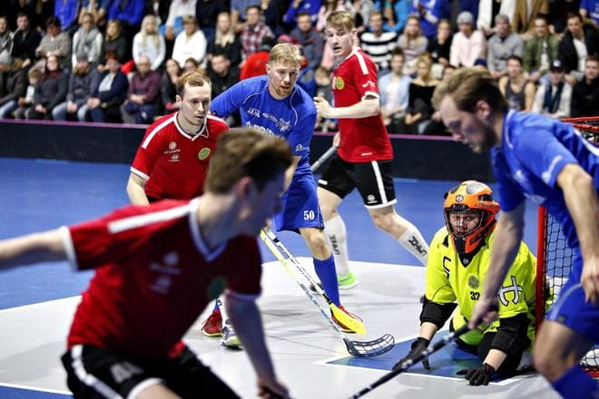 Jymyn Ville Rynnäs odotteli palloa maalilla. Kuvassa myös Limingan Toni Tuovila sekä maalivahti Sami Yli-Korpela. Kuva: Tomi Kosonen