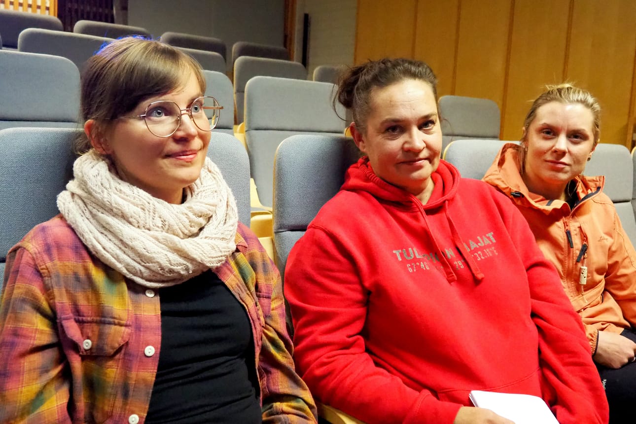 Savukoskella asuvat Iida Koistinen (vas.), Maarit Sannelvuo ja Roosa Nuorgam haluavat enemmän keskustelua Sokli oy:n kaivoshankkeen ympärille.