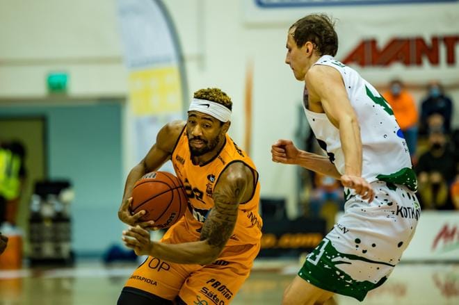 Brandon Spearman ei jatka Karhu Basketin riveissä. ARKISTOKUVA: ERKKI HAUTAVIITA