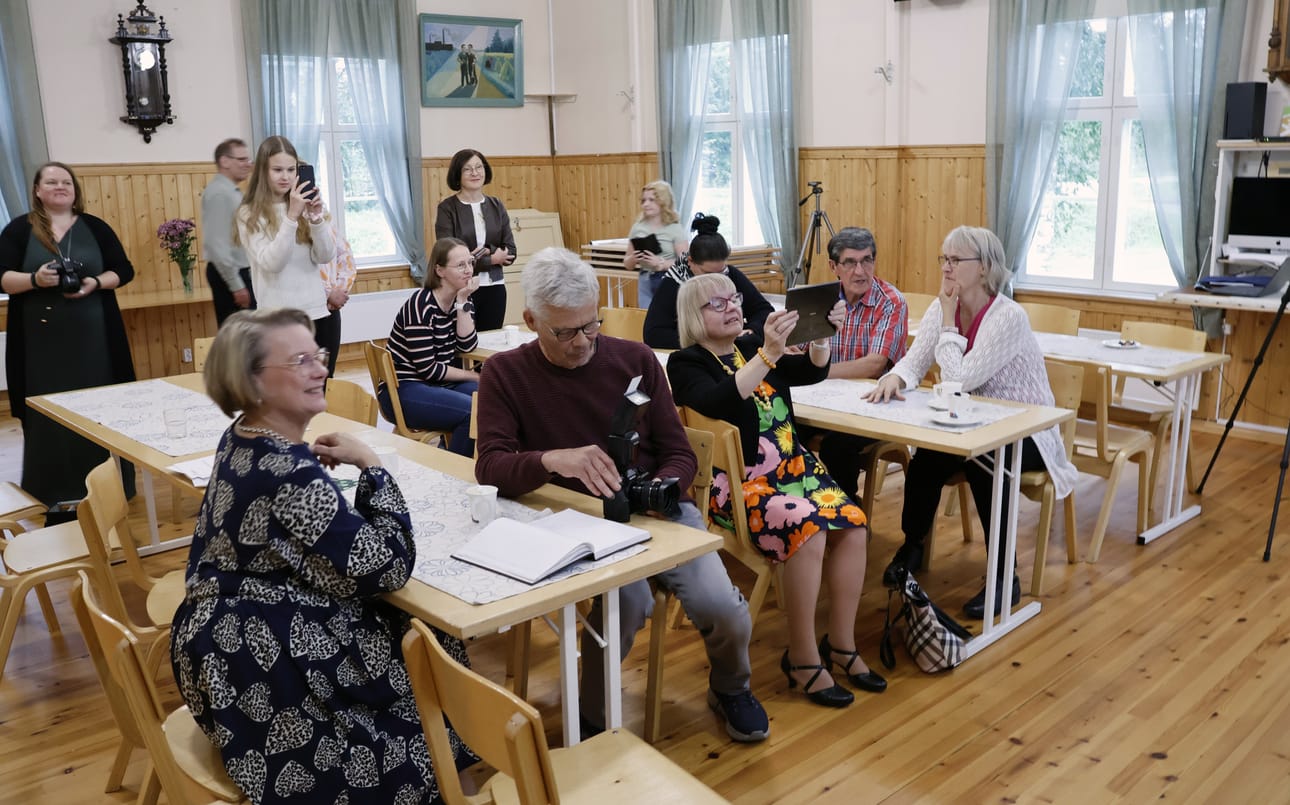 Fotokesä-valokuvakilpailu huipentui palkintojenjakoon Mäenpään kylätalolla elokuun lopussa. Tilaisuuden henkeen sopivasti kamerat räpsyivät, kun voittajakolmikko asettui yleisön eteen.