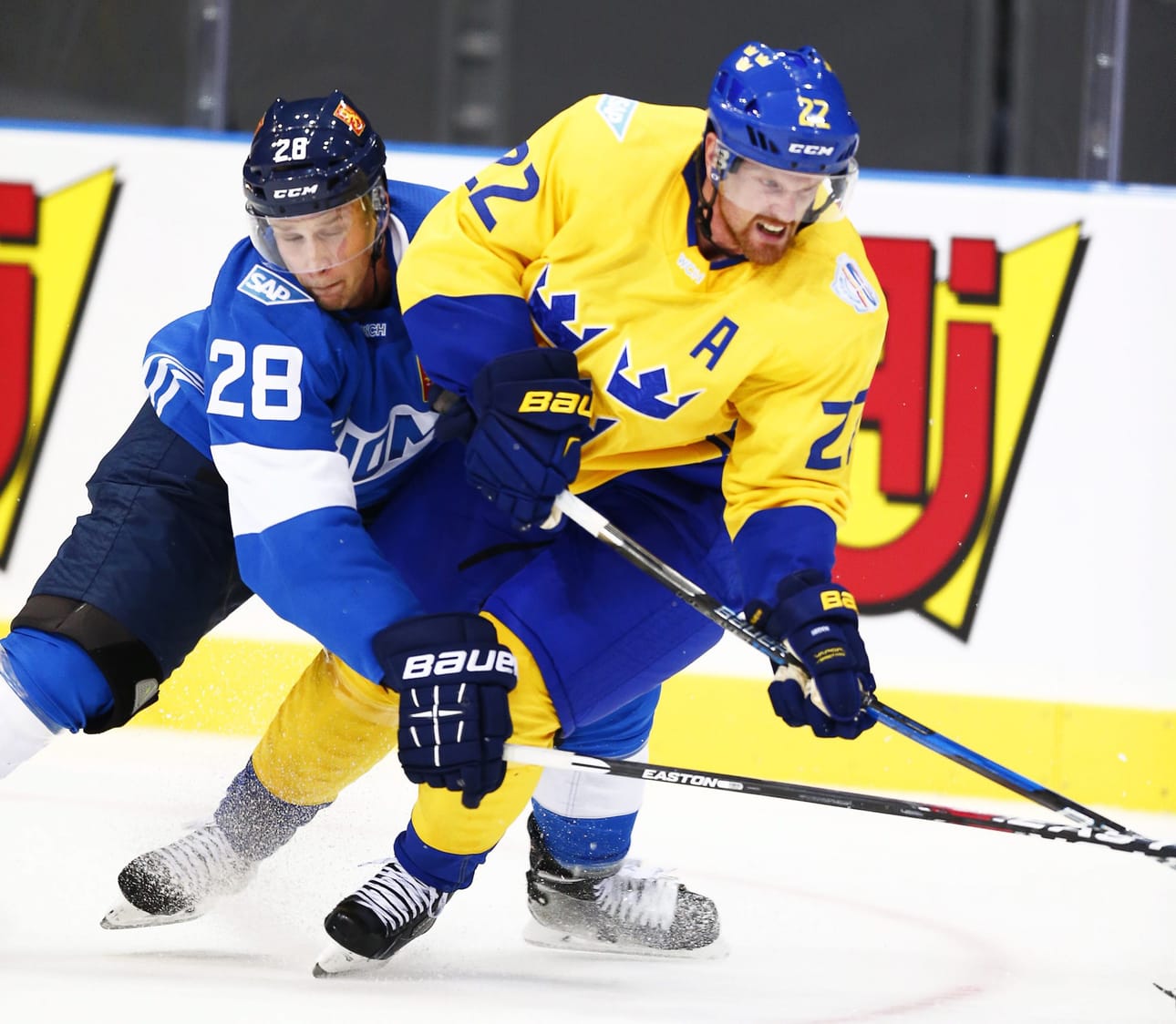 Suomi ja Ruotsi taistelevat pisteistä World Cupissa Torontossa. Lauri Korpikoski (vas.) ja Daniel Sedin. Joukkueet kohtasivat esiottelussa Göteborgissa 10. syyskuuta.